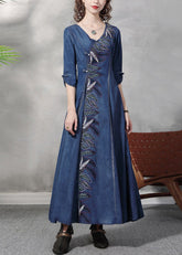 Elegante vestido largo de mezclilla de algodón azul con escote en V y hojas bordadas, de media manga
